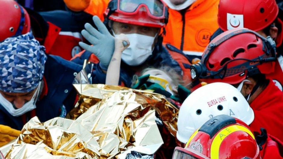 Σεισμός – Σμύρνη: Η 4χρονη Αΐντα βγαίνει ζωντανή 91 ώρες μετά