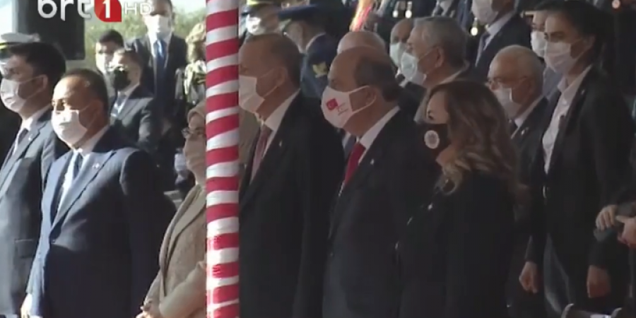 Στα προκλητικά πανηγύρια της παρέλασης ο Ερντογάν (ΦΩΤΟΣ)
