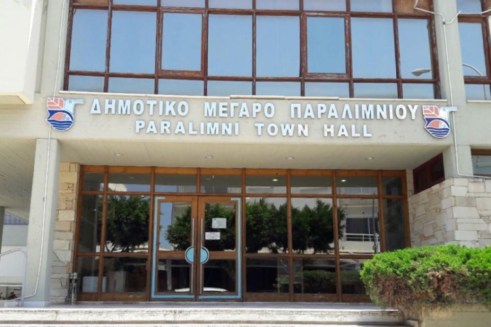 «Εμφύλιος» για ένα πολυώροφο πάρκινγκ