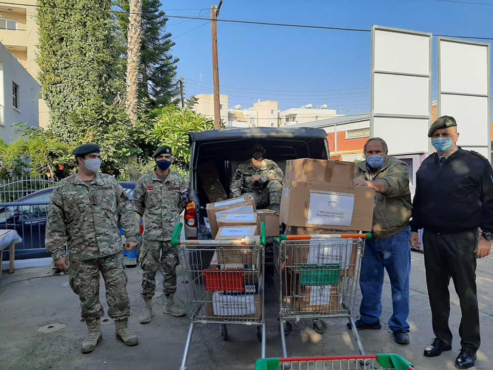 Η 1η Μεραρχία Πεζικού πρόσφερε στο Κοινωνικό Παντοπωλείο του Δήμου Λάρνακας