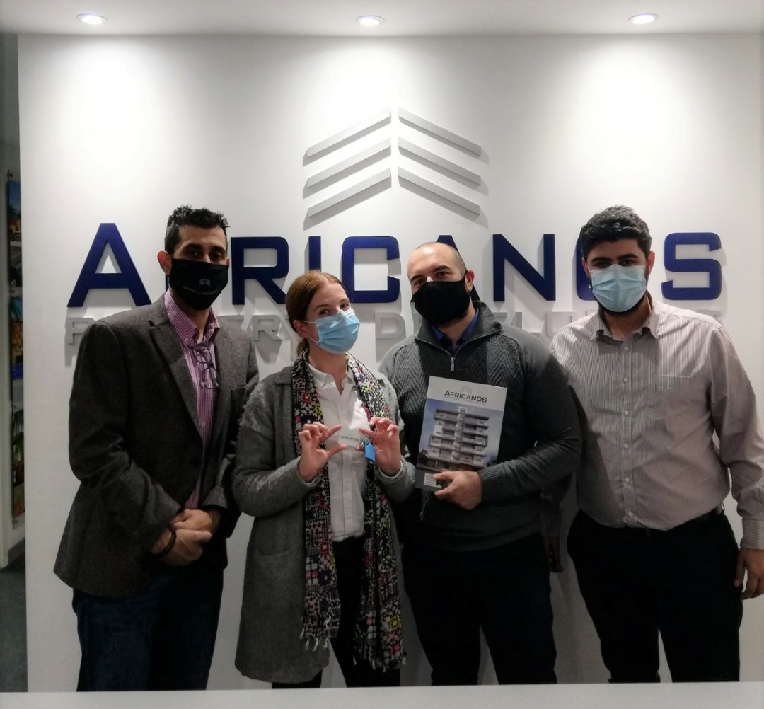 Υπερ-Ευχαριστημένοι πελάτες παραλαμβάνουν τα κλειδιά για το έργο Casa Marina Residences της εταιρείας Africanos Property Developers