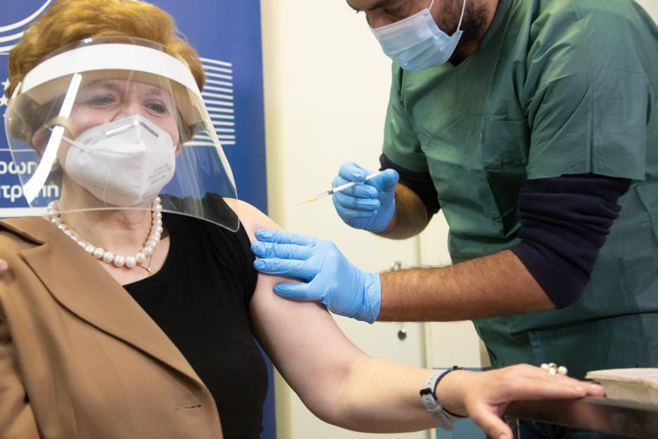 Εμβολιάστηκε και προτρέπει τους πολίτες να την ακολουθήσουν η Χριστίνα Γιαννάκη