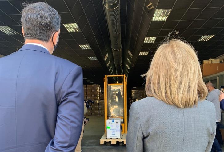 Έφθασαν τα εμβόλια στην Κύπρο – Συγκίνηση Στέλλας Κυριακίδου (εικόνα)
