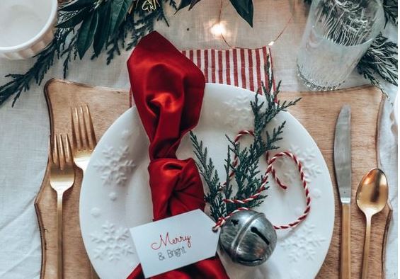 Ιδέες για να διακοσμήσετε το χριστουγεννιάτικο τραπέζι και να εντυπωσιάσετε τους καλεσμένους σας
