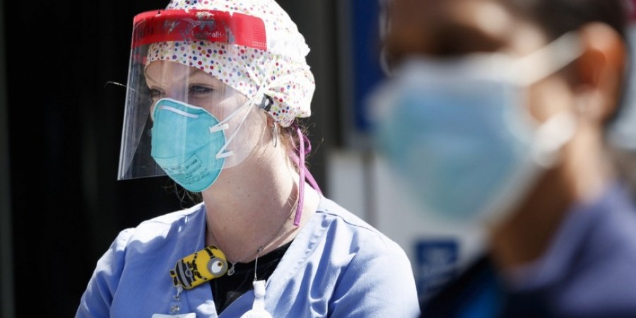 Έρευνα: Οι προσωπίδες χωρίς μάσκα από μέσα δεν προστατεύουν από τον κορωνοϊό