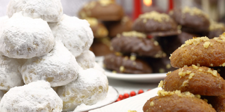 Μελομακάρονα και κουραμπιέδες: Από πού πήραν το όνομά τους τα χριστουγεννιάτικα γλυκά