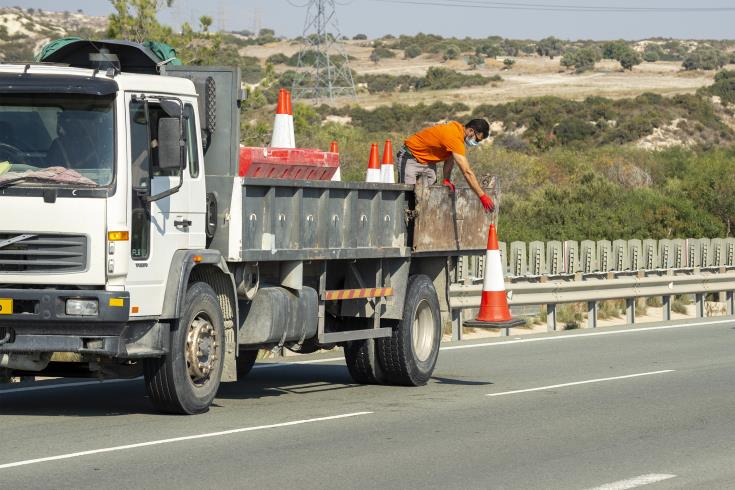 Εργασίες κλαδέματος δέντρων στον αυτοκινητόδρομο Λάρνακας – Κοφίνου