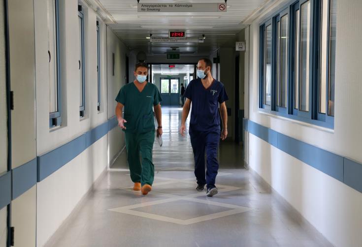 Κορωνοϊός: Κόκκινο “κτύπησαν” οι εισαγωγές ασθενών