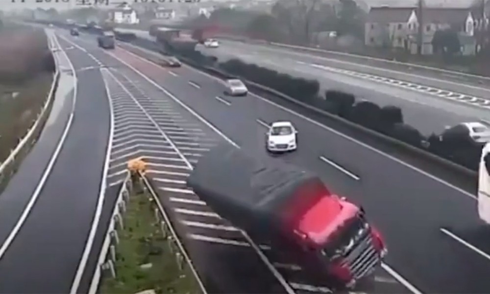 Αυτός είναι ο πιο ηλίθιος οδηγός στον κόσμο (video)