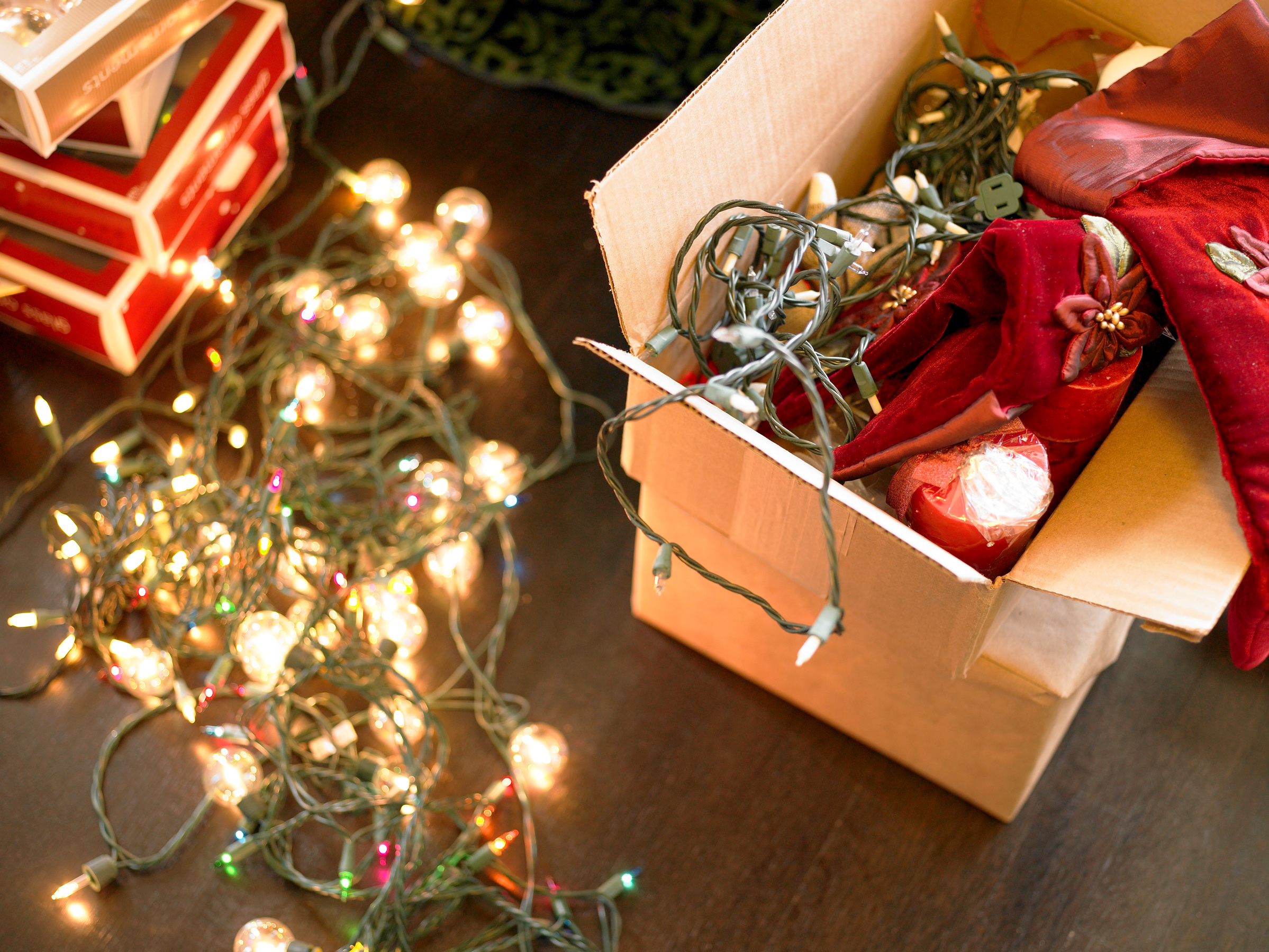 Ξεστολίζουμε: Έξυπνοι τρόποι για να αποθηκεύσεις τα χριστουγεννιάτικα σωστά