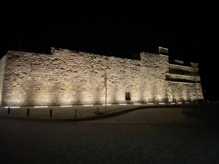 Φωταγωγήθηκε το Μεσαιωνικό Κάστρο της Λάρνακας