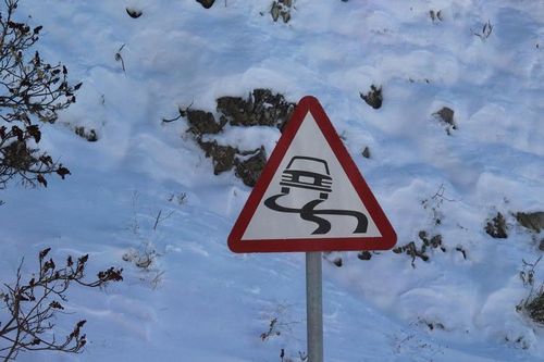 Kλειστοί οι δρόμοι στα ορεινά λόγω χιονόπτωσης