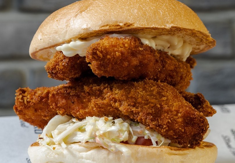Chicken fillet strip burger: Το απόλυτο burger για εσάς που λατρεύετε το κοτόπουλο