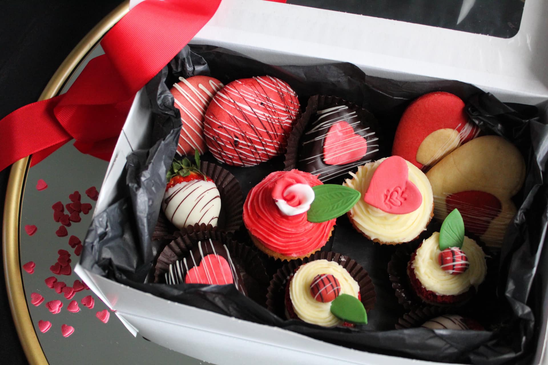Ένα ρομαντικό κουτί με μπισκότα και γλυκίσματα για τον Άγιο Βαλεντίνο