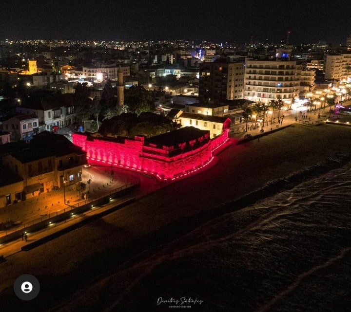 Στα κόκκινα ντύθηκε χθες το βράδυ το Μεσαιωνικό Κάστρο της Λάρνακας (φώτο)