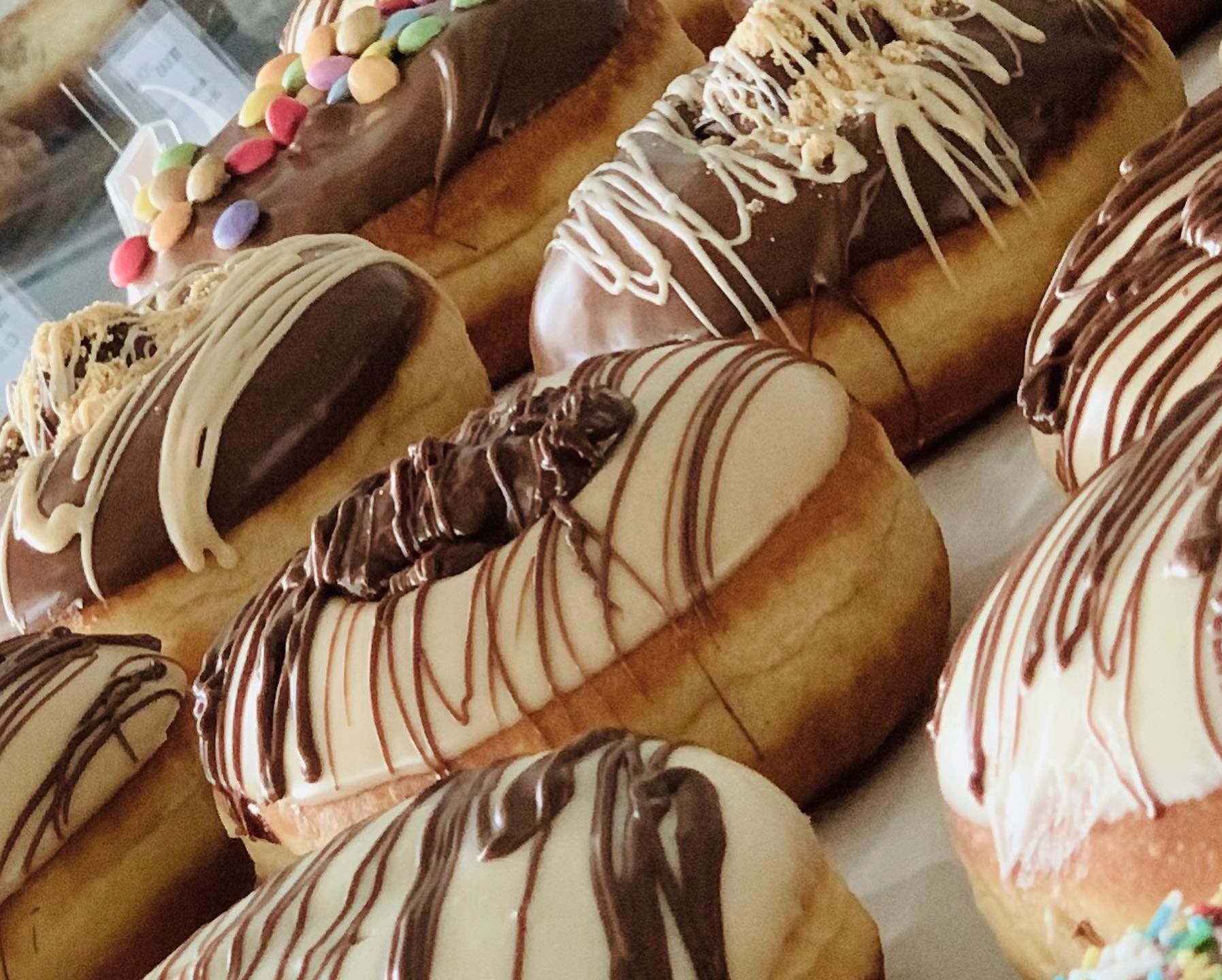 Αυτά τα donuts έρχονται στο σπίτι σου και σου προσφέρουν μια γλυκιά νότα στη μέρα σου