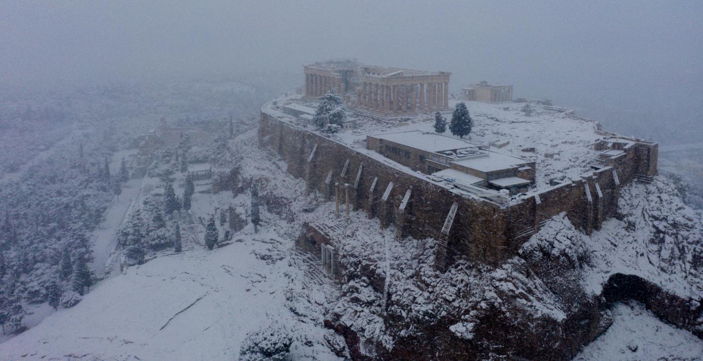 Αθήνα: Εικόνες από τη χιονισμένη Ακρόπολη, το Σύνταγμα, το Καλλιμάρμαρο