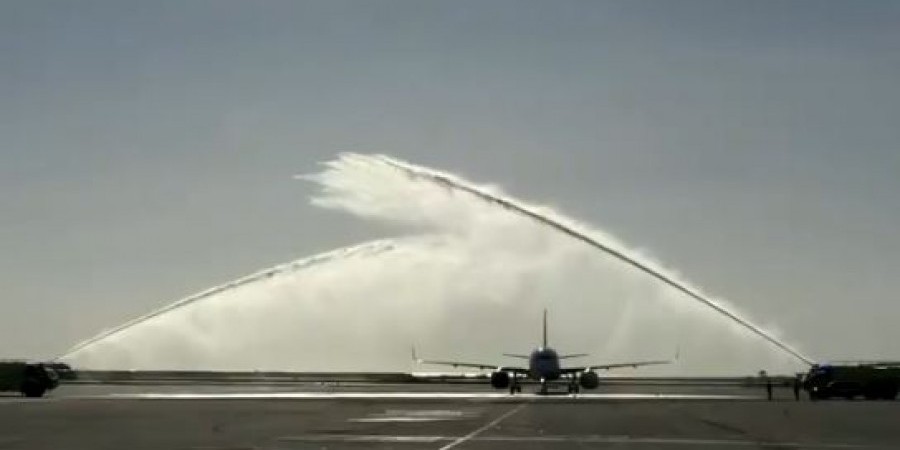 Η στιγμή που προσγειώνεται στη Λάρνακα το αεροσκάφος της SKY express (ΒΙΝΤΕΟ)