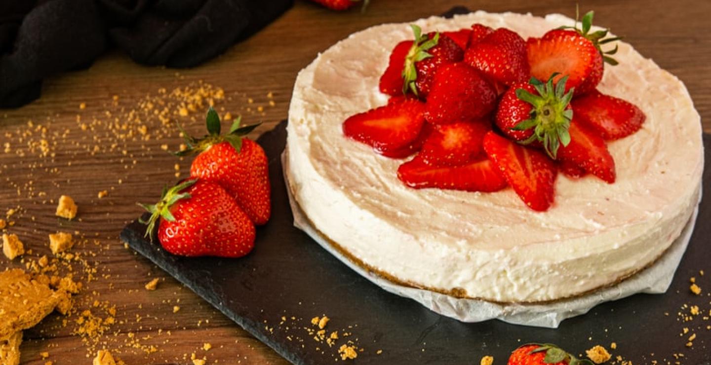 Φτιάξε το πιο λαχταριστό και (εύκολο) cheesecake φράουλας