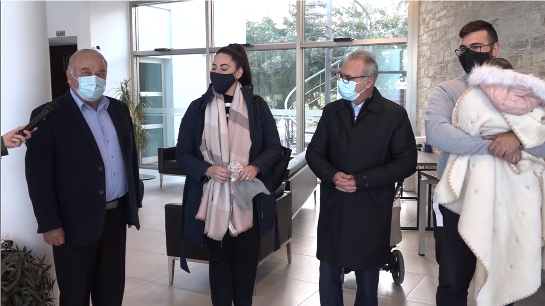 Στη Σκαρίνου ο Αβέρωφ: Συναντήθηκε με νεαρό ζευγάρι που θα επωφεληθεί από τα στεγαστικά σχέδια