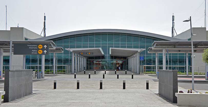Εγκατάσταση περιπτέρων διαβατηριακού ελέγχου στο Αεροδρόμιο Λάρνακας