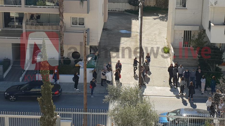 Διαμαρτυρία γονέων έξω από το Υπουργείο Παιδείας για τα rapid test σε μαθητές