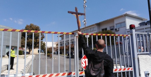 Με σταυρούς και πανό έξω από το ΡΙΚ (ΦΩΤΟ)
