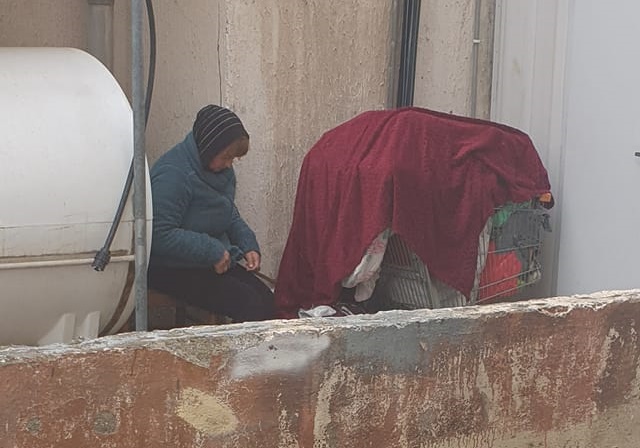 Η εικόνα μιας άστεγης γυναίκας στη Λάρνακα που σοκάρει
