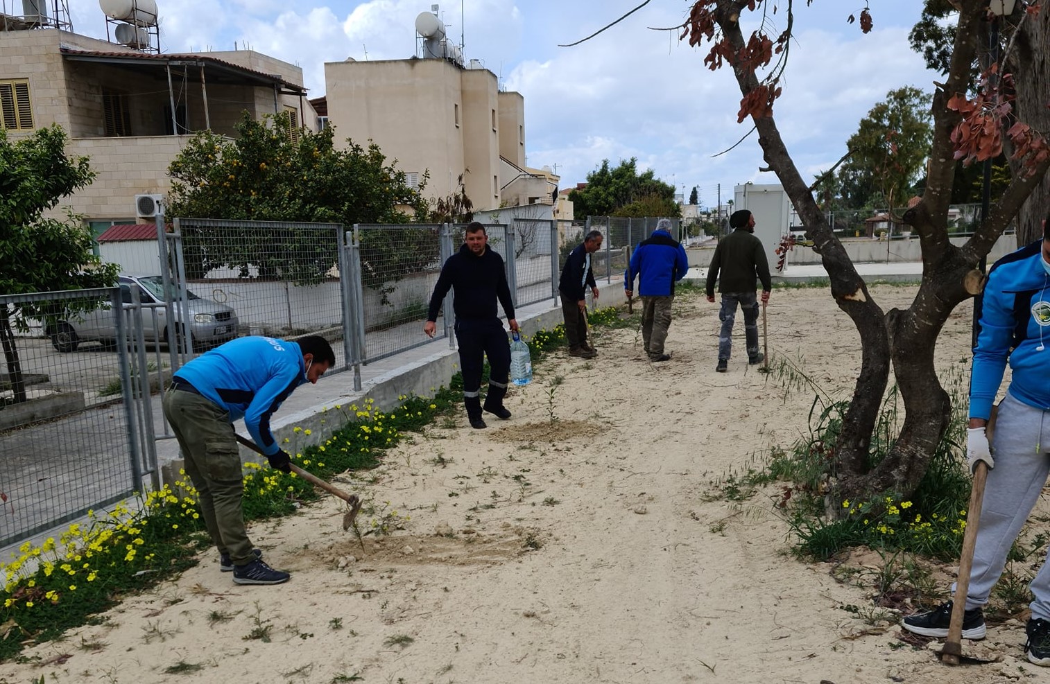 Η Πύλα πρασινίζει τα πάρκα της στην τουριστική περιοχή (φώτο)