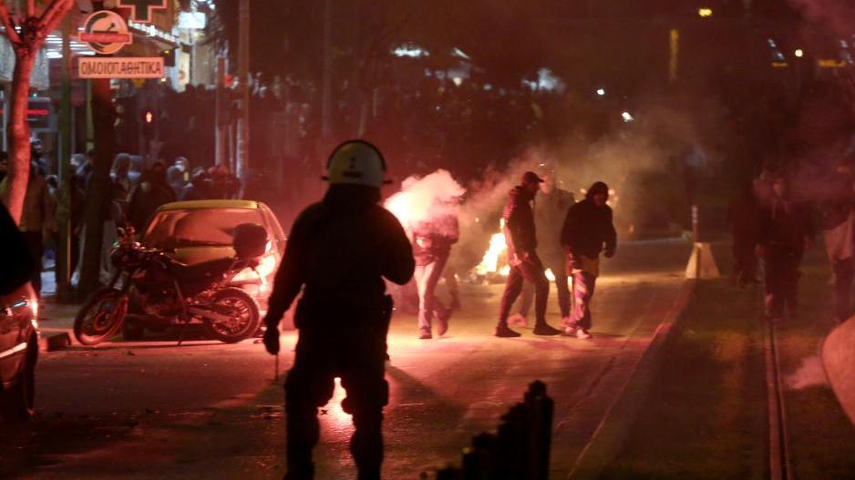 Δεκαέξι συλλήψεις για τα βίαια επεισόδια στη Νέα Σμύρνη (ΒΙΝΤΕΟ)