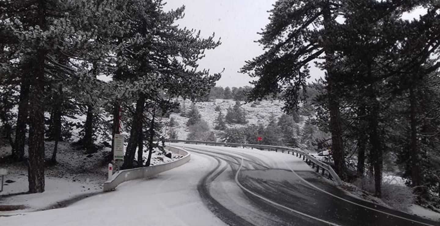 Προσοχή! Ολισθηροί δρόμοι στα ορεινά λόγω ελαφράς χιονόπτωσης