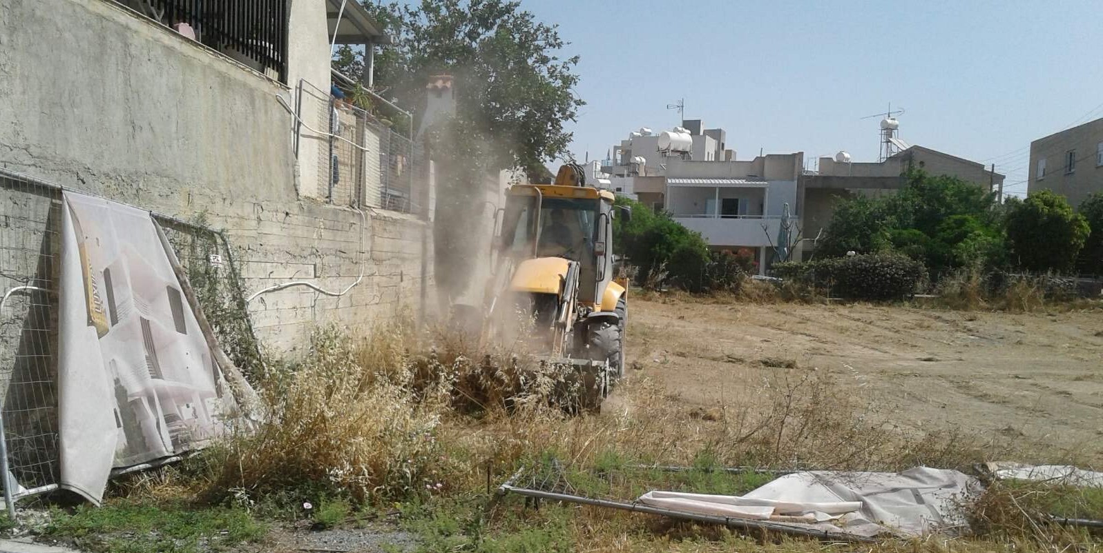 Ο Δήμος Λάρνακας καλεί τους Λαρνακείς να καθαρίσουν τα οικόπεδα τους