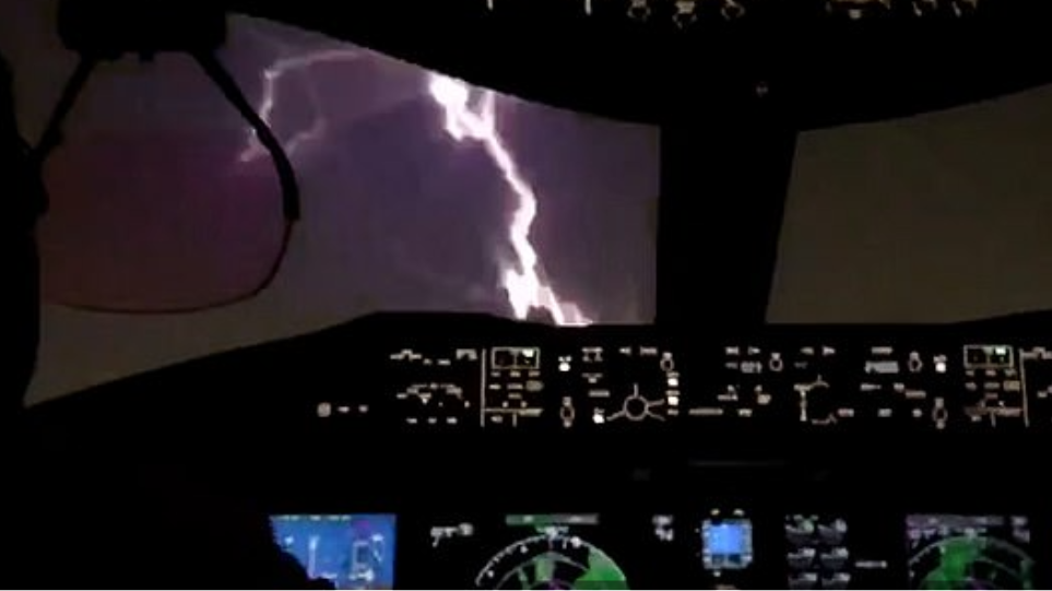 Βίντεο: Η στιγμή που κεραυνός χτυπά τη «μύτη» αεροπλάνου καθώς ετοιμάζεται να προσγειωθεί