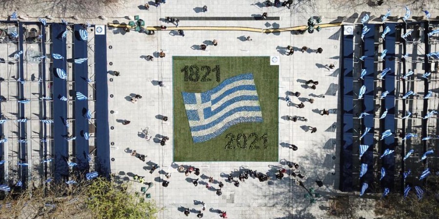 Ο ελληνισμός γιορτάζει:  Ζωντανά τώρα η μεγάλη στρατιωτική παρέλαση στην Αθήνα