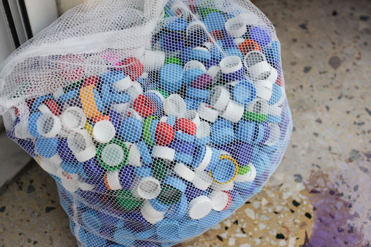 Ο Δήμος Λάρνακας, ανακυκλώνει πλαστικά πώματα για στήριξη του Κοινωνικού Παντοπωλείου Δήμου Λάρνακας