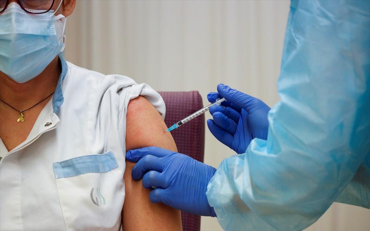 Ανοίγει η Πύλη Εμβολιασμού για τους άνω των 67 ετών με 22.808 ραντεβού