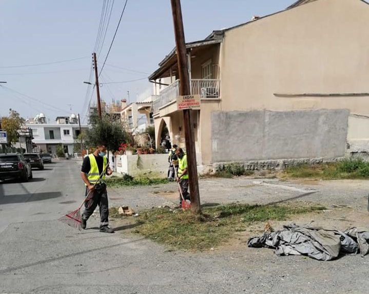 Λάρνακα: Συνεχίζονται οι εργασίες καθαρισμού από χόρτα σε πεζοδρόμια και δρόμους