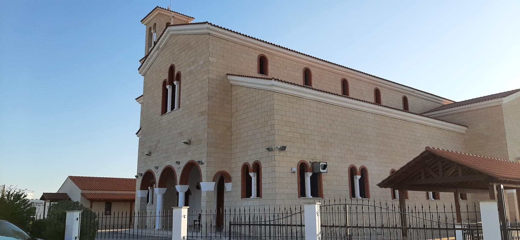 Στα Λιβάδια Λάρνακας και συγκεκριμένα στον Ιερό Ναό Τριών Ιεραρχών στο συνοικισμό Λιβαδιών, θα βρίσκονται για προσκύνημα τα ιερά λείψανα του Αγίου Εφραίμ