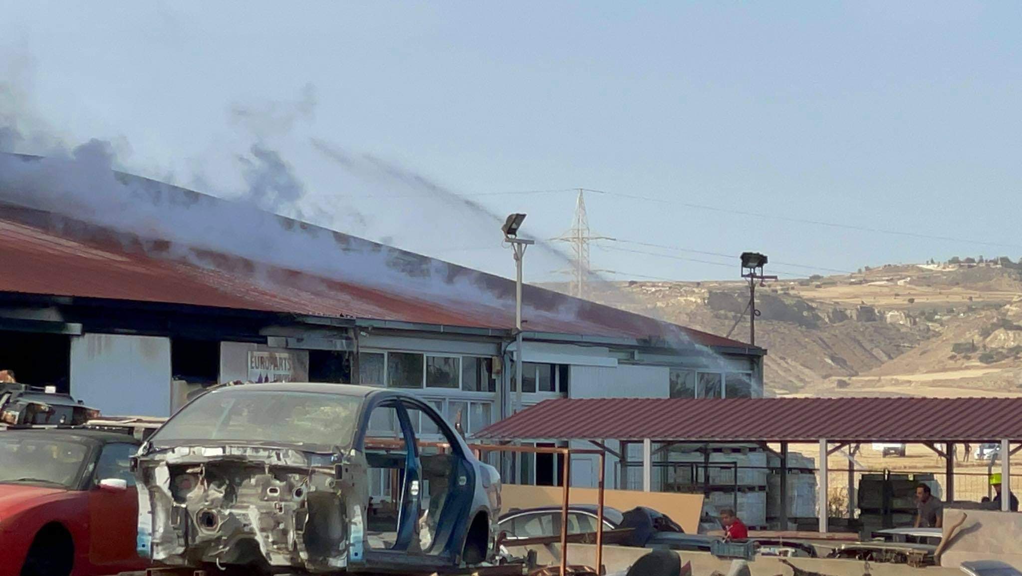 Καίγεται ολοσχερώς το εργοστάσιο στα Κελιά