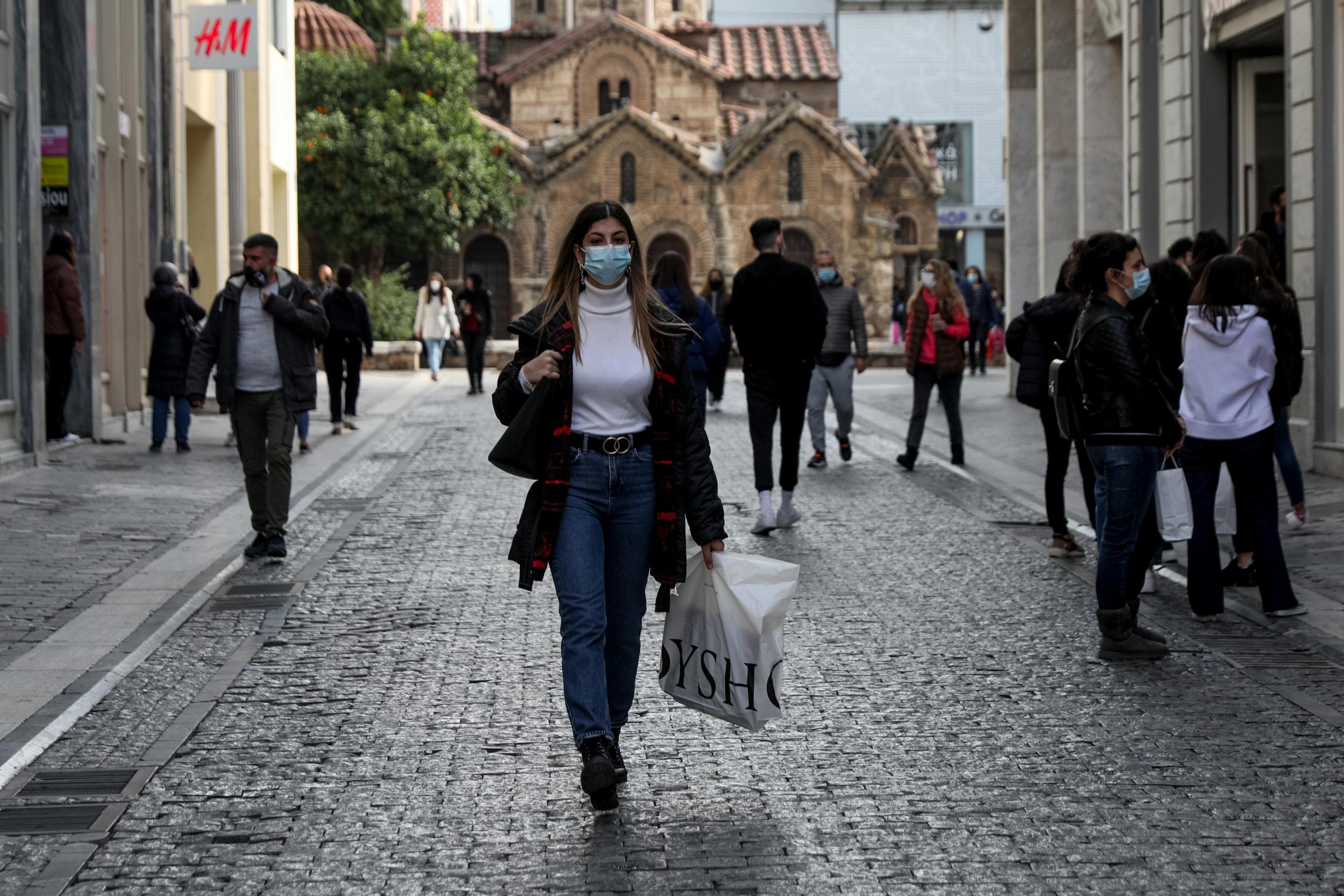 Covid-19: Είναι απαραίτητες οι μάσκες στους εξωτερικούς χώρους;