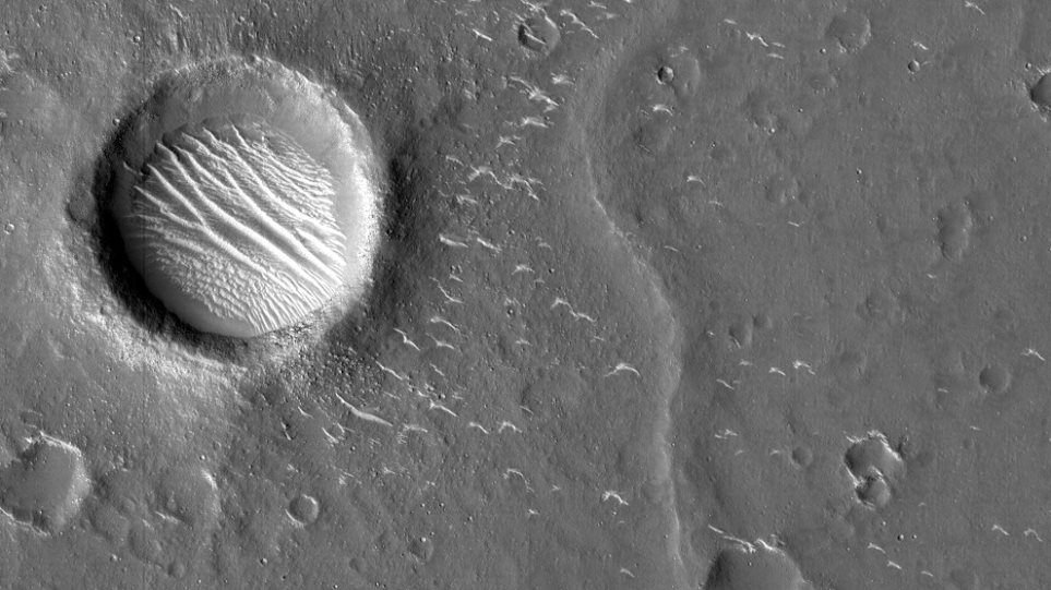 Οι πρώτες φωτογραφίες του Tianwen 1 από τον Άρη: Φαίνονται κρατήρες και αμμόλοφοι