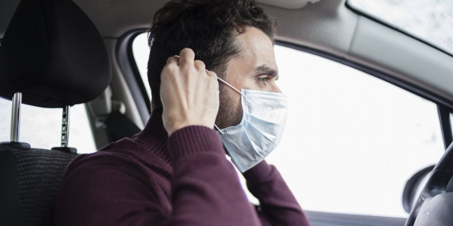Διευκρινίσεις του Υπουργείου Υγείας: Πότε φοράμε μάσκα μέσα στο αυτοκίνητο