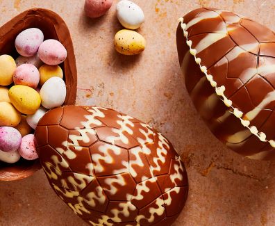 hollow-chocolate-easter-egg-520741-hero-02-1a6923fb61204a458c63e70bcf3021ac