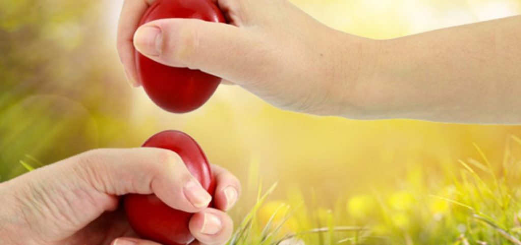 Γιατί τσουγκρίζουμε αυγά το Πάσχα; Τι συμβολίζει το κοινό έθιμο όλων των Ελλήνων;