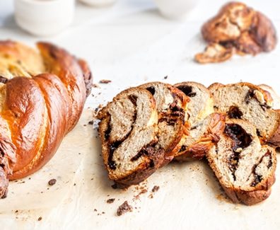 tsourekia-gemista-me-mpiskoto-kai-sokolata