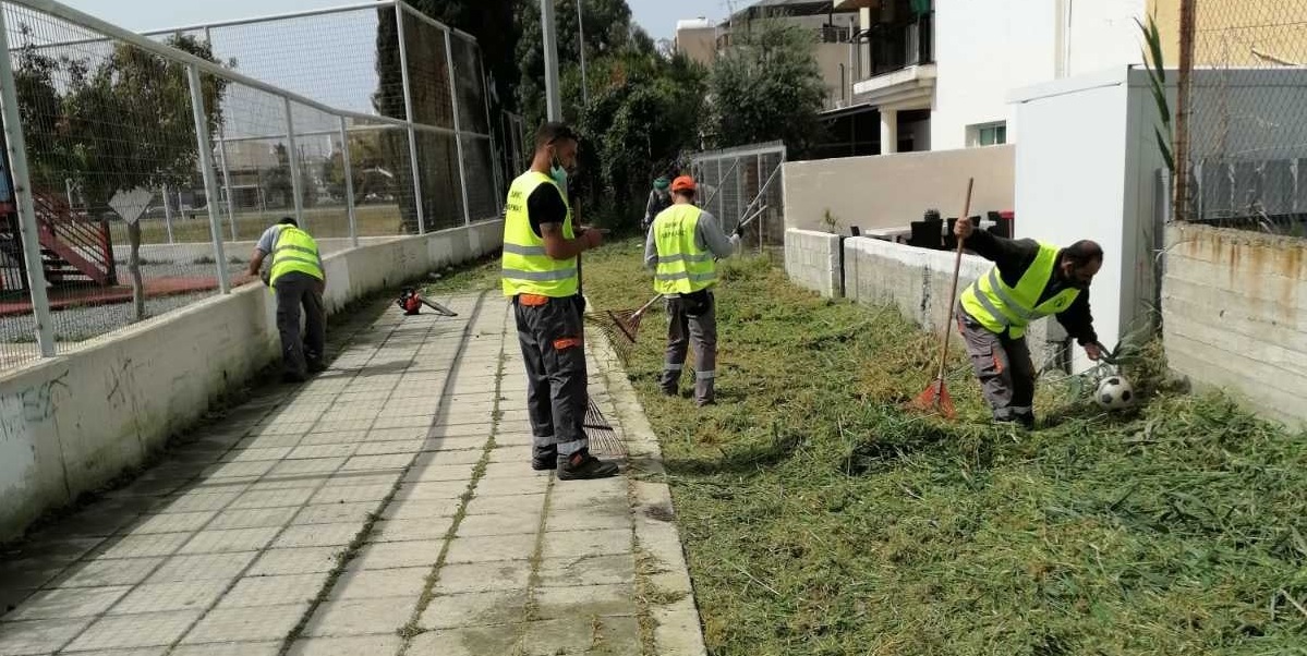 Λάρνακα: Συνεχίζονται οι εργασίες καθαρισμού από χόρτα σε πεζοδρόμια και δρόμους