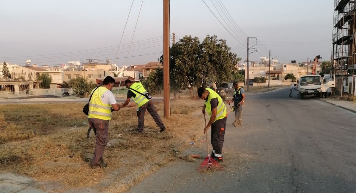 Λάρνακα: Εργασίες καθαρισμού από χόρτα σε πεζοδρόμια και δρόμους