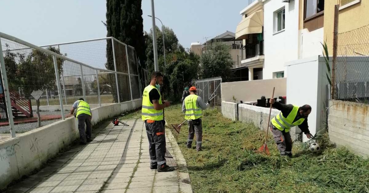 Συνεχίζονται οι εργασίες καθαρισμού από χόρτα σε πεζοδρόμια και δρόμους