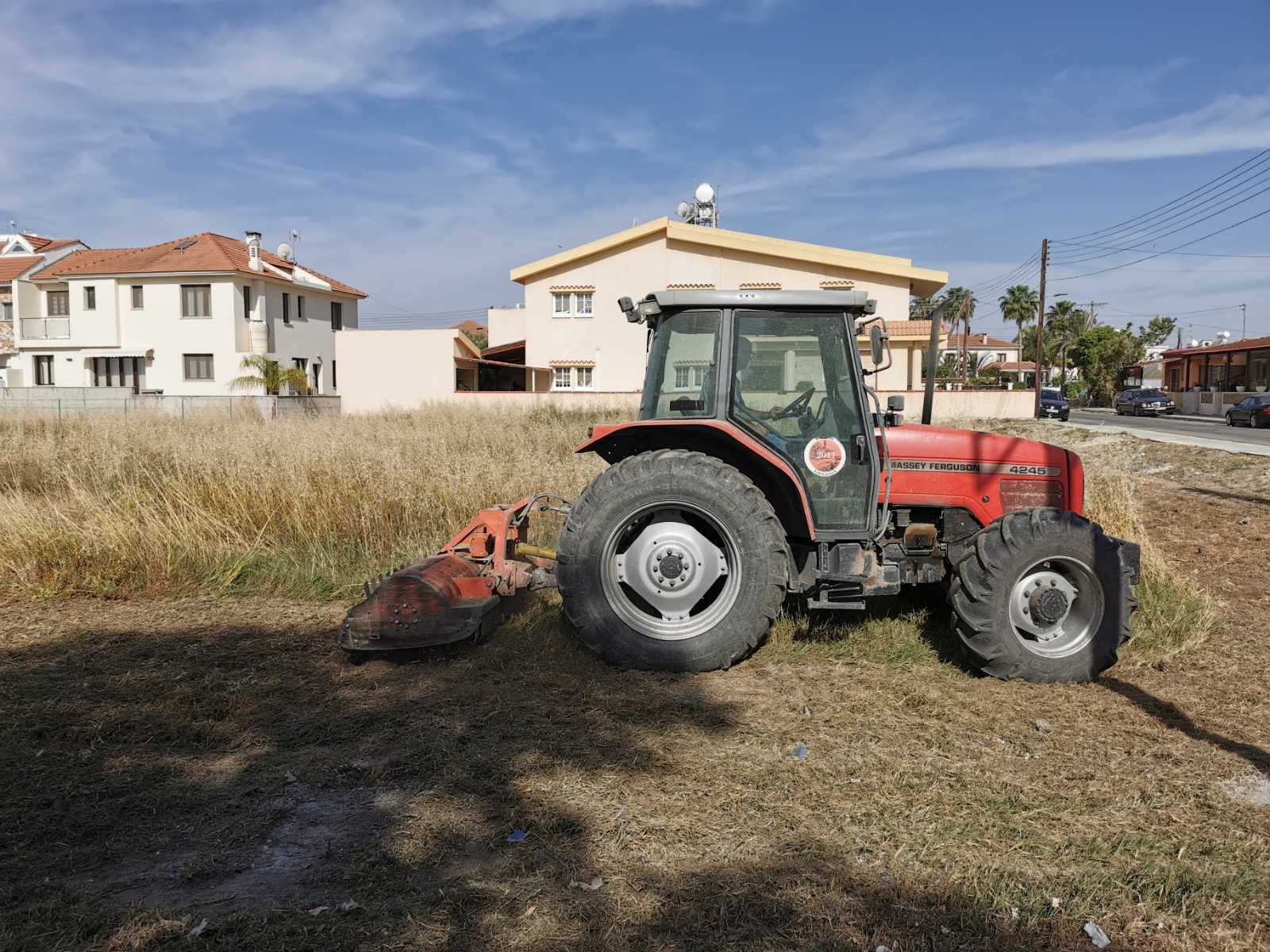 Καθαρισμός οικοπέδων στο Δήμο Λιβαδιών