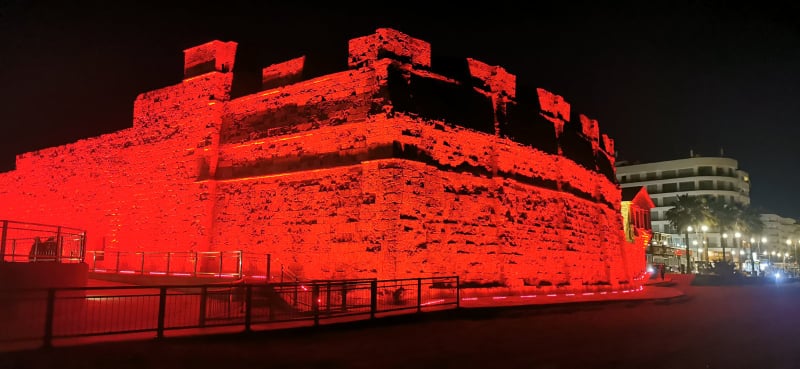 Τα Μεσαιωνικά Κάστρα της Πάφου και της Λάρνακας φωτίστηκαν κόκκινα
